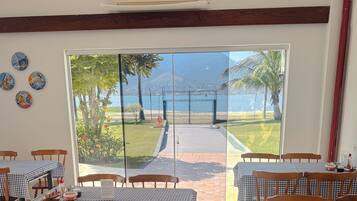 Café da manhã self-service grátis todos os dias