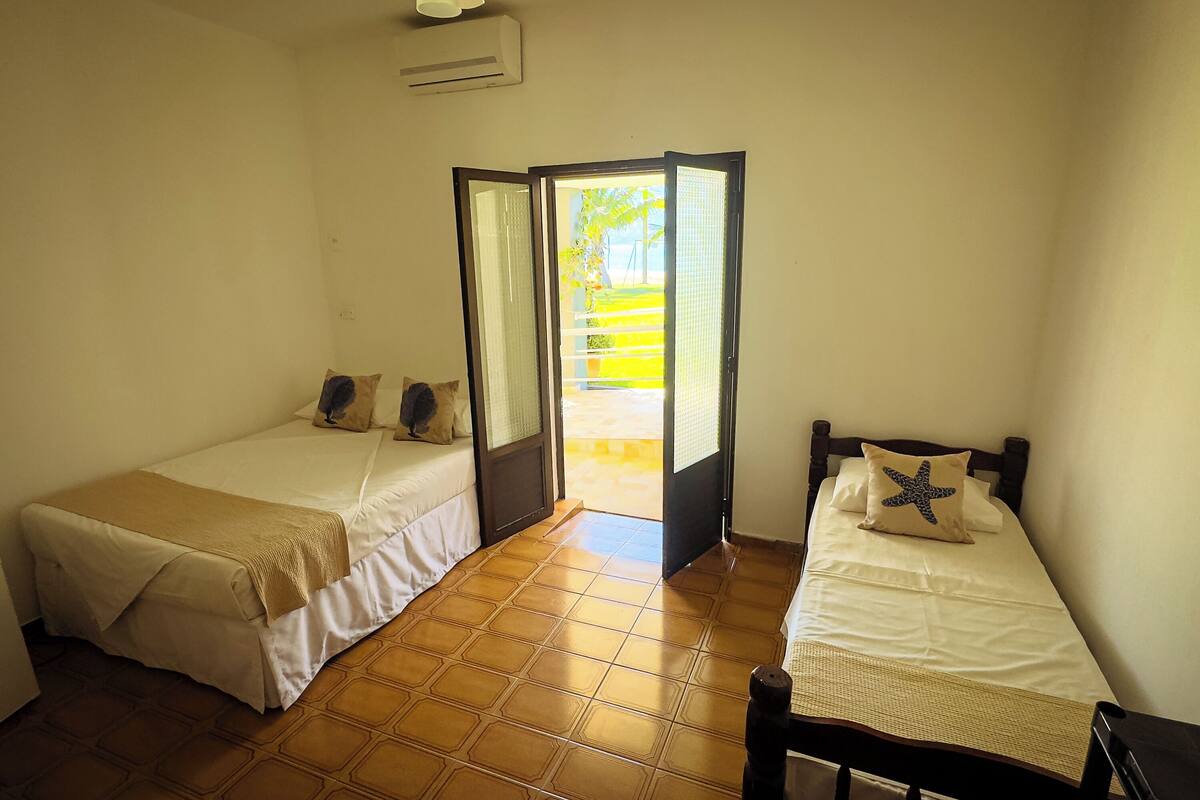 Minibar, WiFi (free), bed sheets