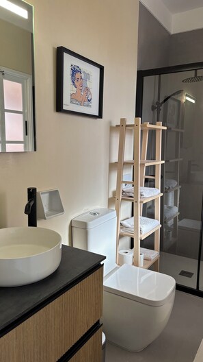 Dusche, Handtücher, Toilettenpapier