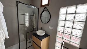Douche, serviettes fournies, papier toilette