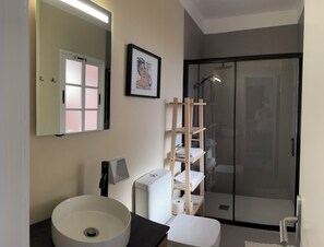 Suihku, pyyhkeet, vessapaperi