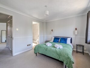 3 bedrooms, iron/ironing board, free WiFi, bed sheets