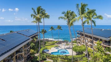 Alberca al aire libre y alberca climatizada