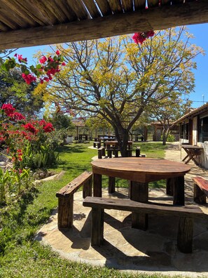 Outdoor dining - Sítio Água de Trombas Dantas, wonderfully peaceful amidst lush nature. (Diamantina)