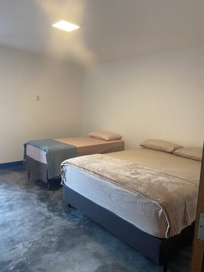 6 bedrooms, iron/ironing board, WiFi, bed sheets