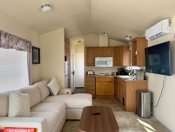 Smart TV - Comfy 1-bedroom mobile home in Hanford near Downtown (Hanford)