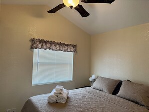 1 bedroom, iron/ironing board, WiFi, bed sheets - Comfy 1-bedroom mobile home in Hanford near Downtown (Hanford)