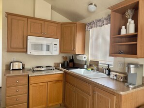 Microwave, stovetop - Comfy 1-bedroom mobile home in Hanford near Downtown (Hanford)