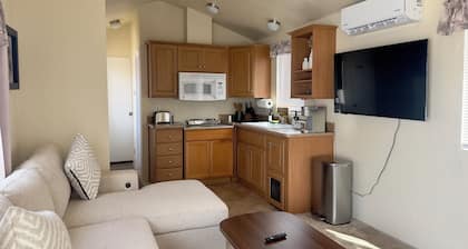 Comfy 1-bedroom mobile home in Hanford near Downtown