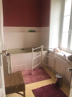 Séchoir à cheveux, papier de toilette
