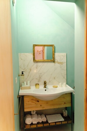 Deluxe Double Room | Bathroom | Bathrobes, slippers