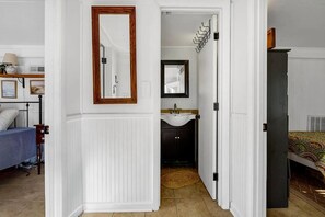 4 室のベッドルーム、WiFi (無料)、ベッドシーツ