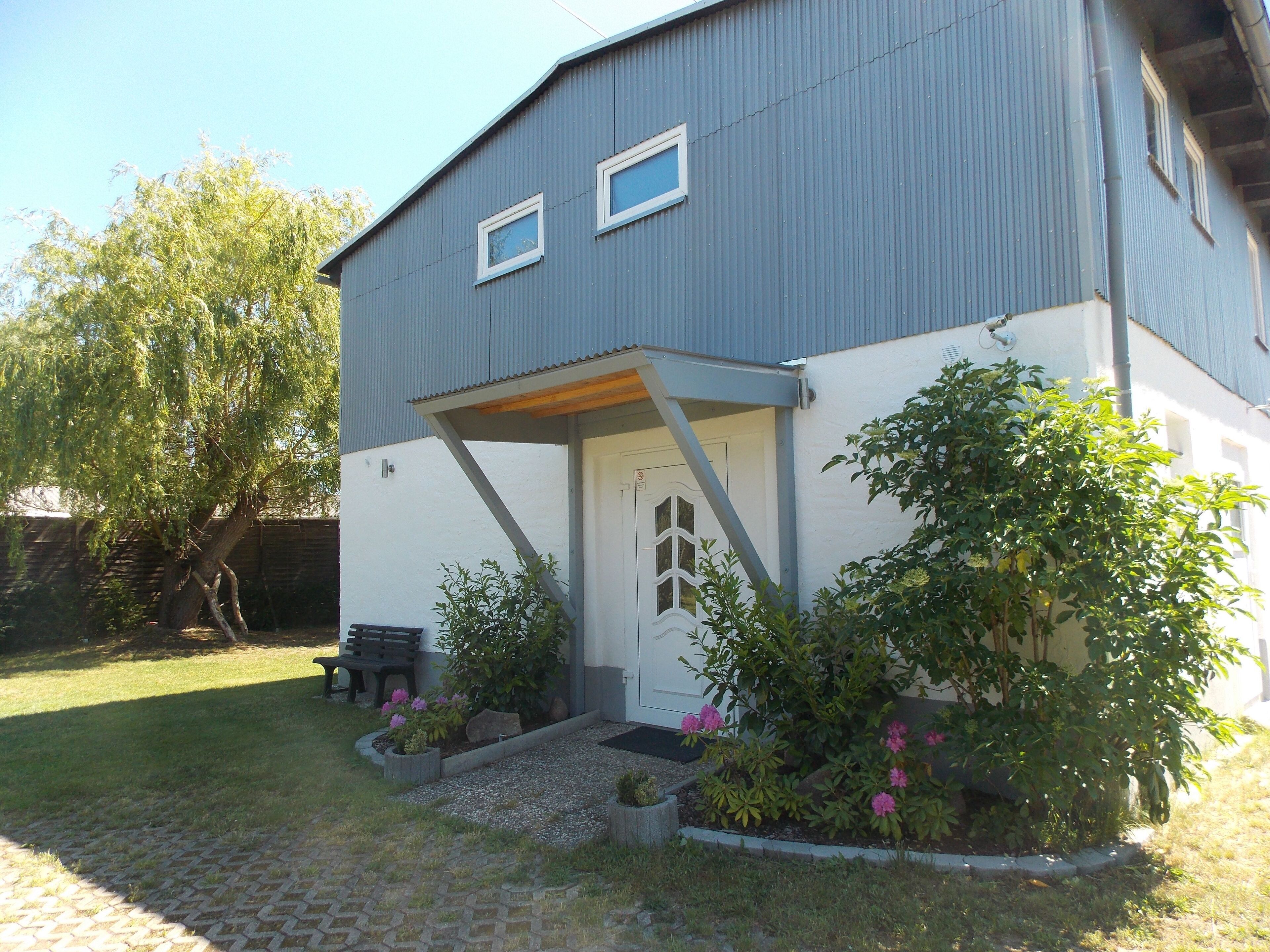 Nebengebäude mit Ferienwohnung Sonnenblume und Aufenthaltsraum