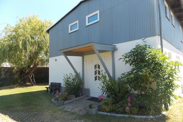 Nebengebäude mit Ferienwohnung Sonnenblume und Aufenthaltsraum