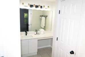 Een haardroger, handdoeken, toiletpapier