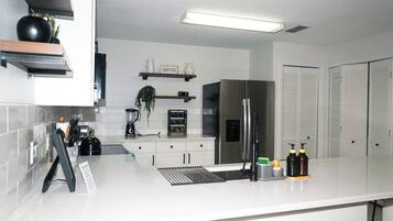 Micro-ondes, four, plaque de cuisson, lave-vaisselle