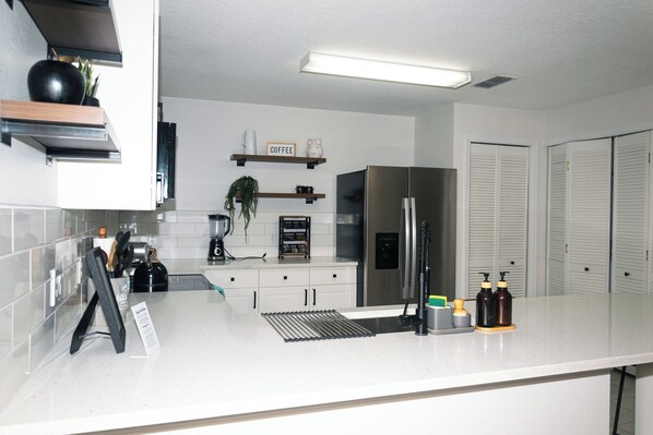 Microwave, oven, stovetop, dishwasher - 3-bedroom condo near Disney World (Kissimmee)