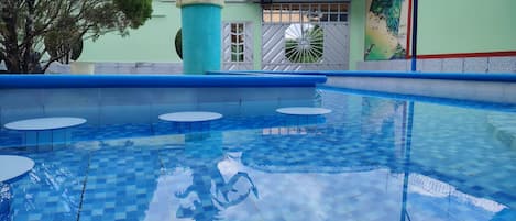 Chambre Quadruple Ăconomique, vĂ©randa, vue piscine | Vue sur la cour