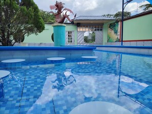 Economy vierpersoonskamer, veranda, uitzicht op zwembad | Uitzicht op de binnenplaats