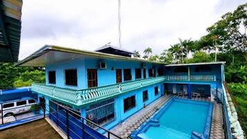 2 outdoor pools