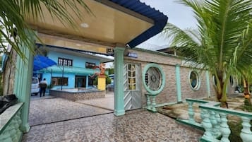 Fachada de la propiedad