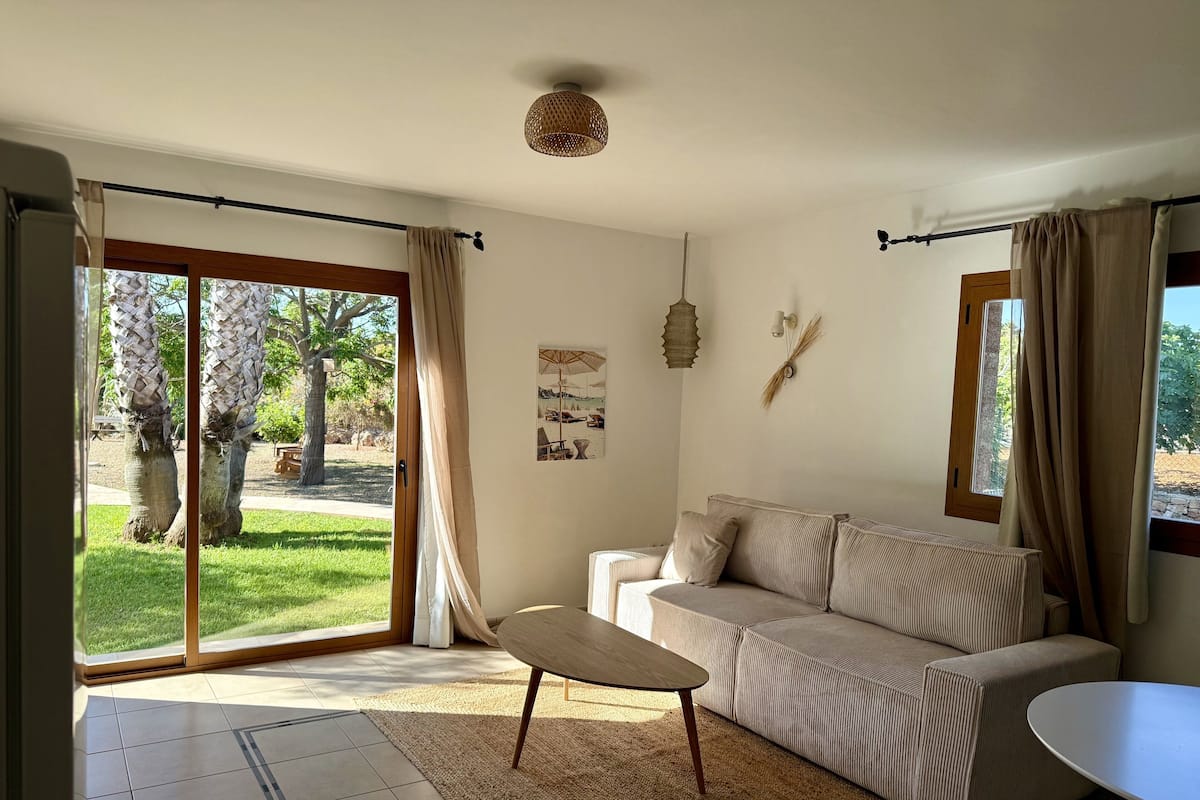 Deluxe Apartment, Garden View | Living area
