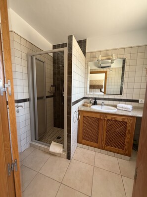 Familie appartement, gedeeltelijk uitzicht op zee | Badkamer | Handdoeken, zeep, shampoo, toiletpapier