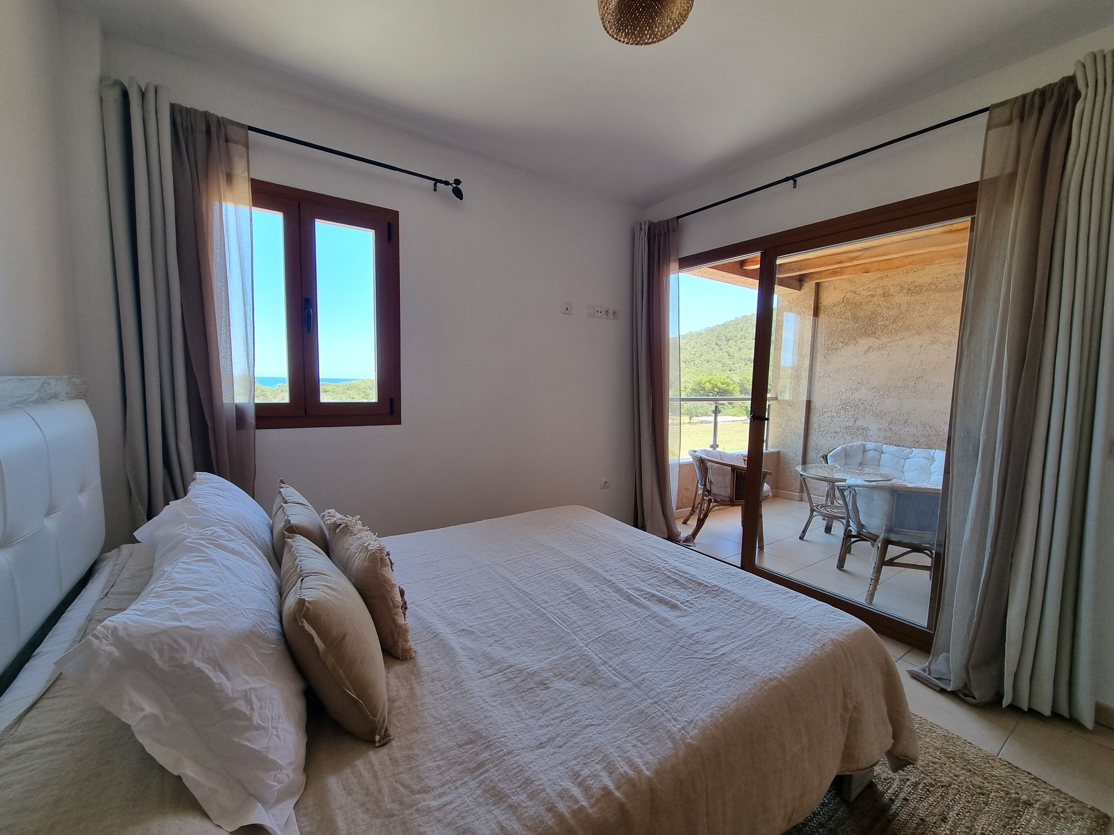 Deluxe-lejlighed - delvis havudsigt | Pengeskab på værelset, mørklægningsgardiner, gratis Wi-Fi