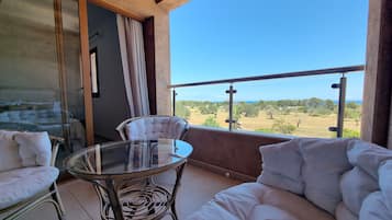 Appartement Deluxe, vue partielle sur la mer | Terrasse/Patio