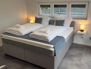 3 Schlafzimmer, Zimmersafe, Schreibtisch, Bügeleisen/Bügelbrett