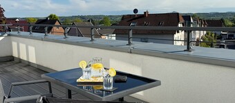 Stylish 135 sqm penthouse with air conditioning. Cologne/Bonn airport 15 minutes away