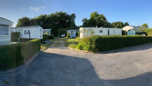 A caravan park with multiple caravans and a gravel pathway. - ZP 360 - Camping de Zandput (Vrouwenpolder)