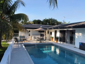 Outdoor pool - Tropical Paradise by the Sea - Huge Pool,BBQ,Beach, Escape the Cold! (Lauderdale-by-the-Sea)