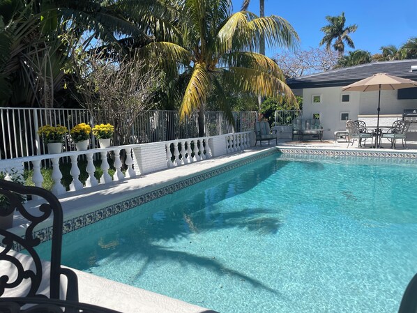 Outdoor pool - Tropical Paradise by the Sea - Huge Pool,BBQ,Beach, Escape the Cold! (Lauderdale-by-the-Sea)