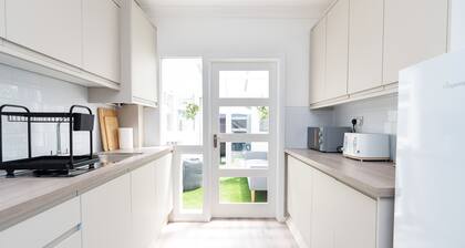 Open Mind Property - Hot Tub, 14 Guests & Free Parking