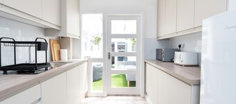 Open Mind Property - Hot Tub, 14 Guests & Free Parking