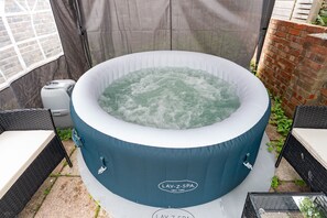 Outdoor spa tub - Open Mind Property- Hot tub, 4 Bedroom & 6 Guests (Portsmouth)