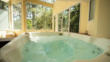 Panoramic Loft, 2 Bedrooms, Jetted Tub, Annex Building | Private spa tub