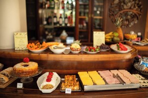 Free daily continental breakfast - Araucária Lodge (Campos do Jordão)