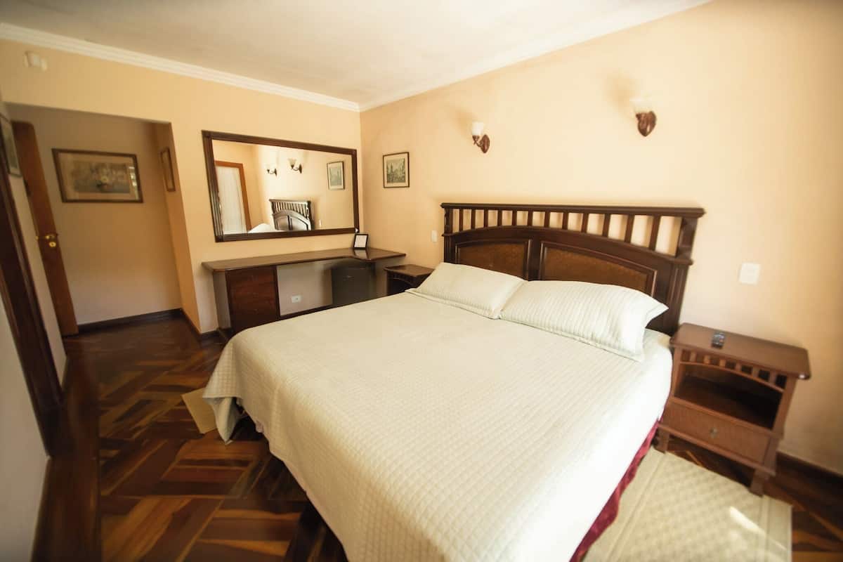 Ropa de cama de alta calidad, minibar y decoración personalizada