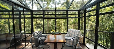 Chambre Premium, 1 trÚs grand lit, véranda | Vue sur le jardin