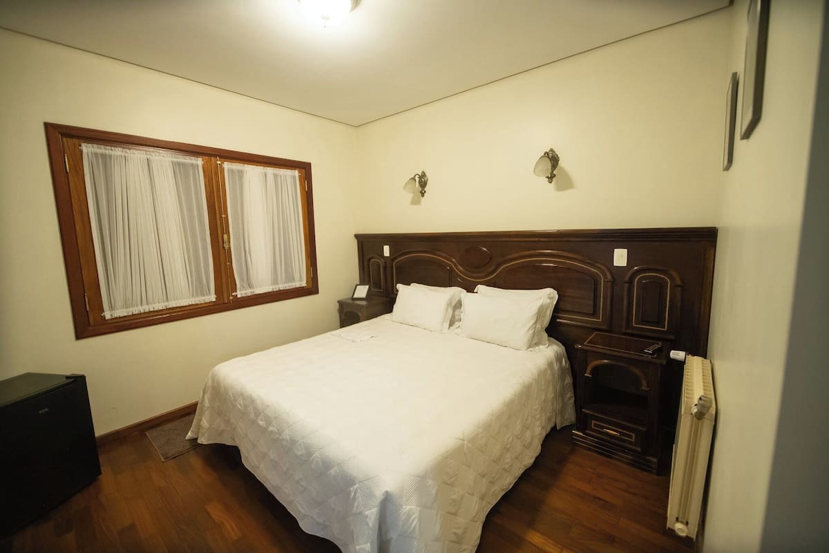 Ropa de cama de alta calidad, minibar y decoración personalizada