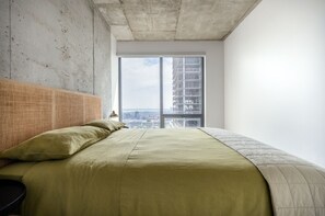 1 bedroom, desk, free WiFi, bed sheets - Refined Comfort at Dorchester (Montreal)