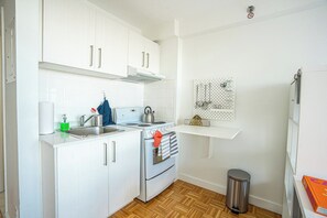 Fridge, microwave, stovetop, toaster - Dorchester Uptown Calm (Montreal)