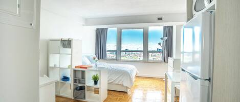 Escritorio, wifi gratis y ropa de cama