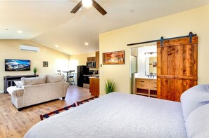 1 bedroom, free WiFi, bed sheets, wheelchair access - Blossom Creek Retreat-Suite B (Three Rivers)