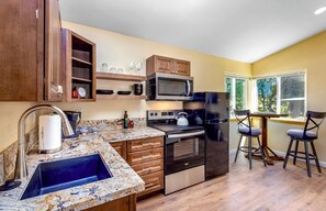 Een koelkast, een microgolfoven, een oven, een kookplaat