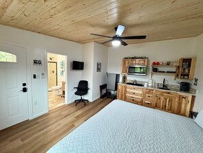 Iron/ironing board, WiFi, bed sheets