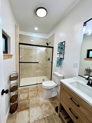 Shower, hair dryer, towels, soap - Spacious and unique Studio suite in  enchanting Three Rivers with WiFi, AC (Three Rivers)