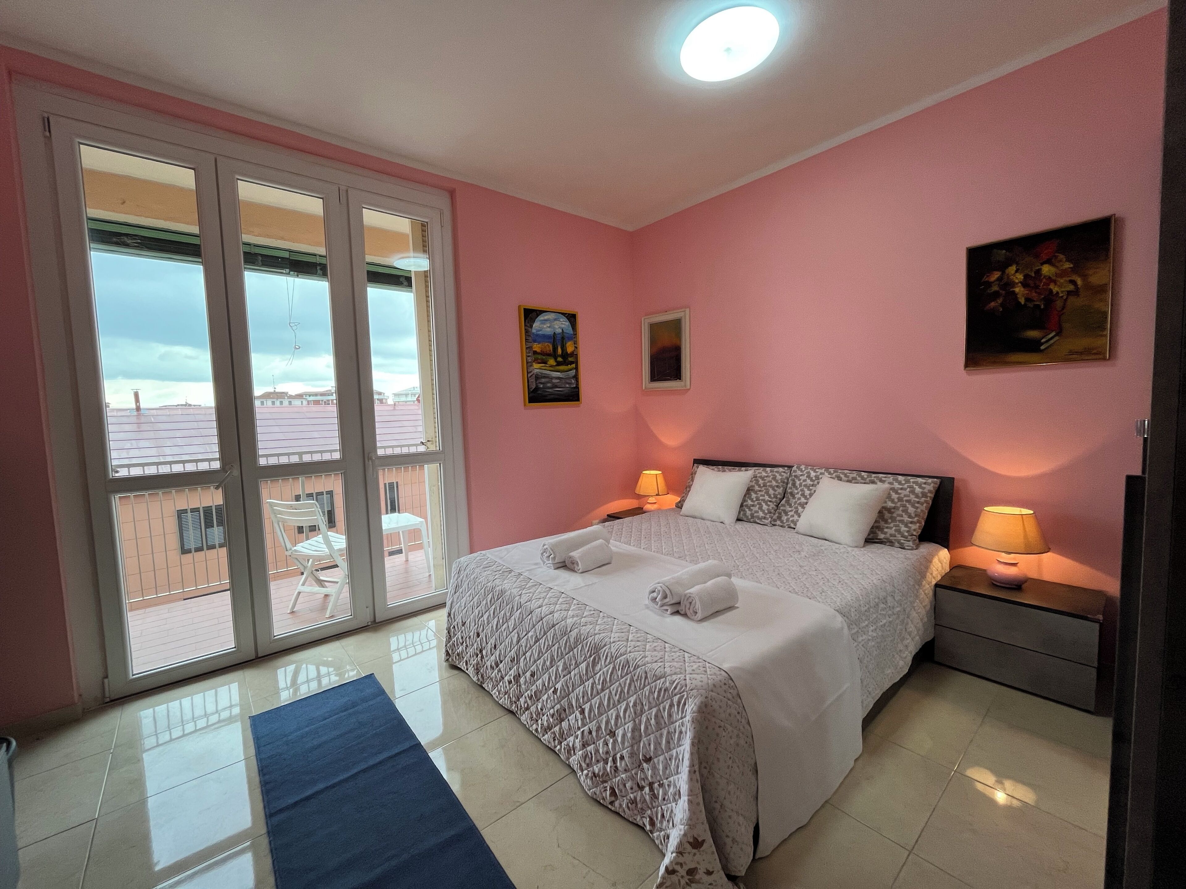 3 多间卧室、客房内保险箱、熨斗/熨衣板、免费 WiFi